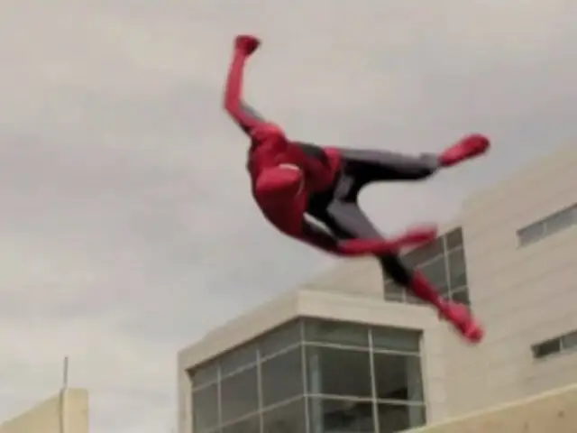 EEUU: ‘Spiderman’ muestra sus habilidades extremas en calles de Utah