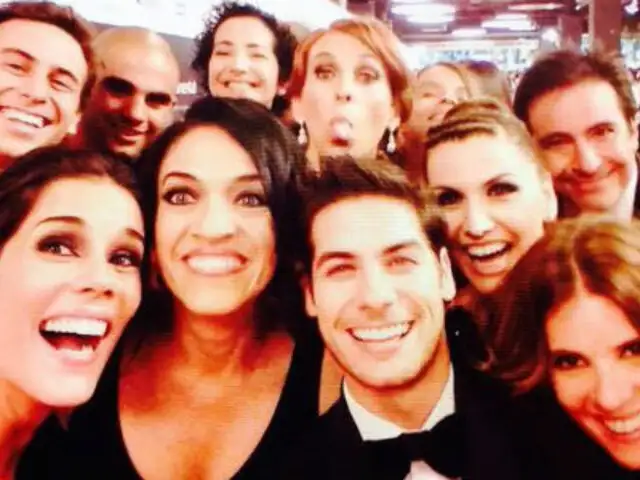A los 40: Bruno Ascenzo celebra estreno con un ‘selfie’ al estilo Hollywood