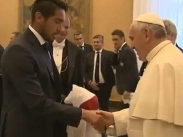 Papa Francisco recibió la camiseta de Perú de manos de Juan Vargas