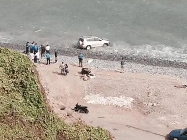 Camioneta cayó al mar tras chocar contra automóvil en la Costa Verde