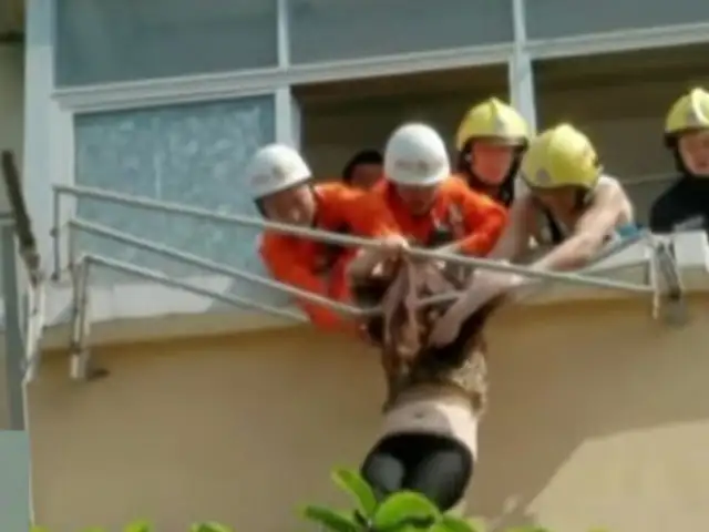 VIDEO: rescatan a mujer borracha que colgaba de un tendedero en China
