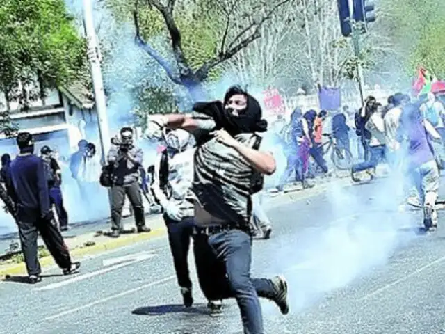 Miles de estudiantes chilenos protestan por reformas educativas