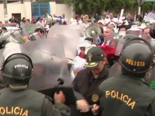 Huelga médica: galenos y policías se enfrentaron frente al hospital Rebagliati