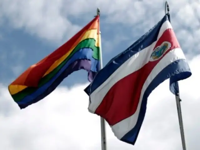 Presidente de Costa Rica izó la bandera del orgullo gay en la sede presidencial