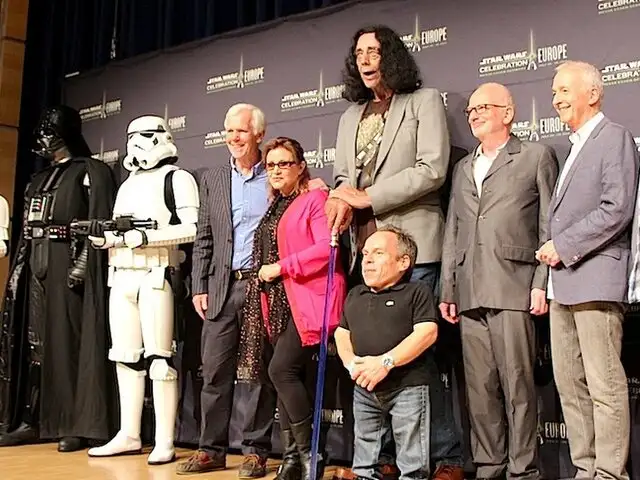 Los fanáticos de Star Wars celebran inicio de la filmación del Episodio VII