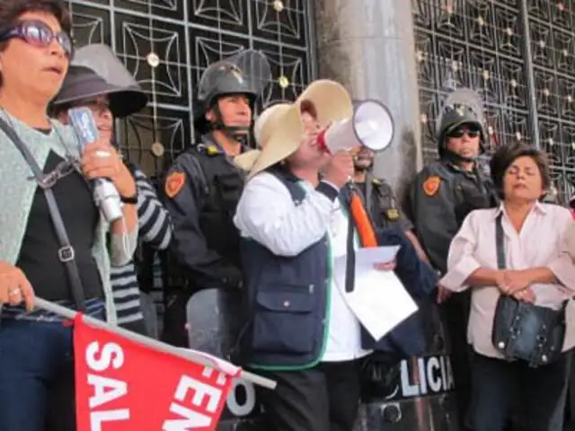 Arequipa: empleados del ministerio de Salud irrumpieron en Palacio Municipal