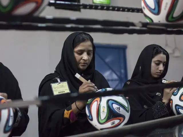 FOTOS: mujeres fabrican a mano pelota con que se jugará el Mundial Brasil 2014