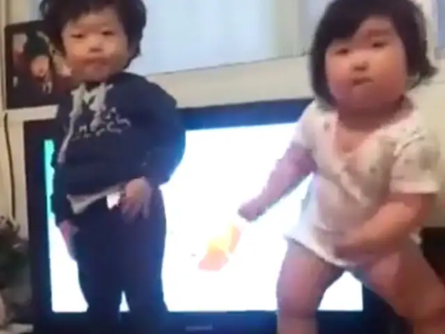 VIDEO: Niños de 2 años causan furor con alucinante baile de música electrónica