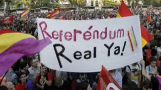 Miles de españoles piden referéndum para elegir entre monarquía o república