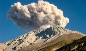 Explosión en el volcán Ubinas generó pánico en Moquegua