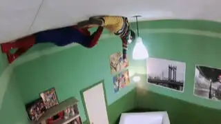 VIDEO: Niños conocen al "verdadero" hombre araña y trepan paredes con él