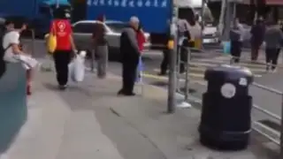 VIDEO: este anciano y su inusual amiguito causan sensación en Hong Kong