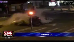 Serbia: espectacular choque entre dos autos deja un muerto y dos heridos graves