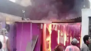 Incendio en almacén de reciclaje calcinó tres viviendas en Chorrillos