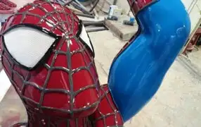 FOTOS: retiran estatua de Spiderman tras polémica por mostrar erección