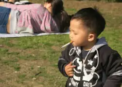 De terror: niños son incitados a fumar cigarrillos por sus propios padres