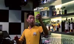 Barman causa sensación por hacer maniobras al estilo Bruce Lee