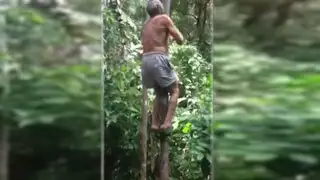 Anciano brasileño sorprende con sus habilidades para trepar árboles