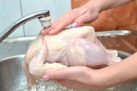 Entérate por qué es peligroso para tu salud lavar el pollo crudo