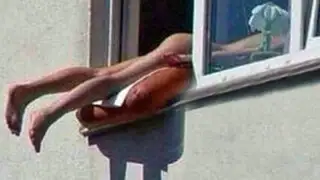 Joven toma sol desnuda en ventana de su edificio y causa múltiple accidente