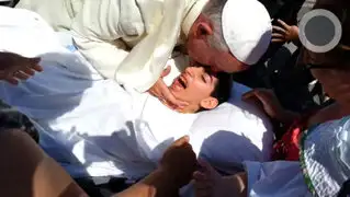 Papa Francisco detuvo su auto en caravana para bendecir a joven enfermo