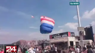 VIDEO: paracaidista pierde el control y cae sobre puesto de hamburguesas