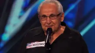 Abuelo con trastorno de lenguaje sorprende al cantar como Frank Sinatra