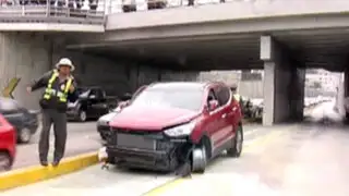 Auto invade carril del Metropolitano y choca contra columna de la Vía Expresa