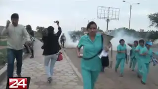Más de 300 enfermeras en huelga se enfrentaron a la policía en Chiclayo