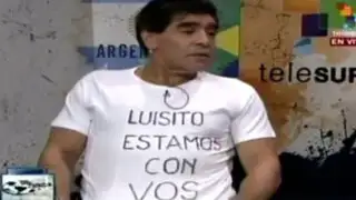 Brasil 2014: Maradona mostró su total apoyo a Luis Suárez con una camiseta