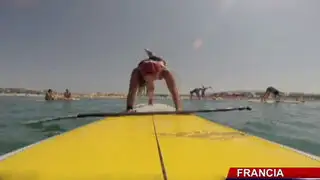 Mujeres surfistas sorprenden con clase de yoga sobre el mar de Francia