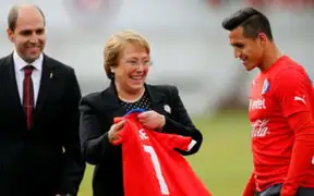 Michelle Bachelet retrasa viaje a EEUU para recibir a la selección de Chile
