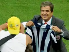 Brasil 2014: Jorge Luis Pinto celebró pase a cuartos con camiseta de Alianza Lima