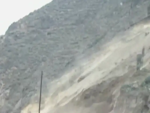 Pánico en pobladores por derrumbe de cerro en Huarochirí