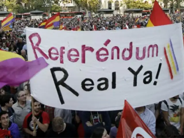 Miles de españoles piden referéndum para elegir entre monarquía o república