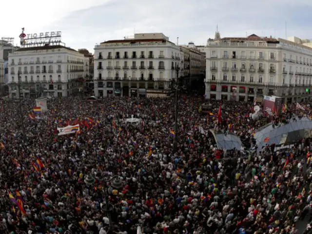 España: miles exigen referéndum para decidir continuidad de la monarquía