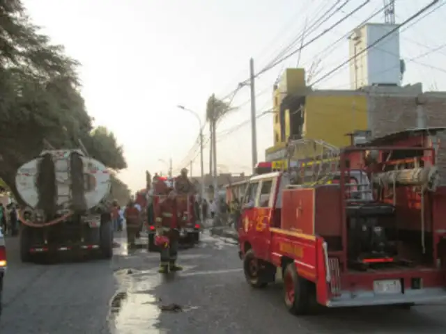 Chiclayo: voraz incendio en almacén de colchones desató pánico entre la población