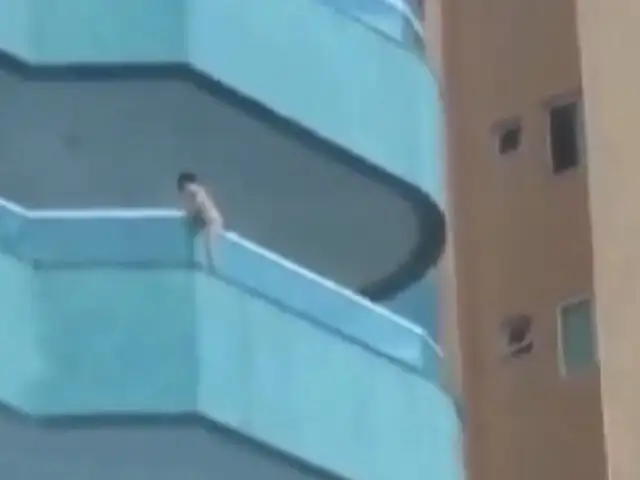 VIDEO: Niño de 3 años estuvo a punto de caer desde un quinto piso en Brasil