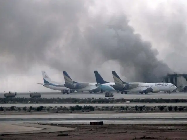 FOTOS: Talibanes atacan aeropuerto de Pakistán y matan a 28 personas