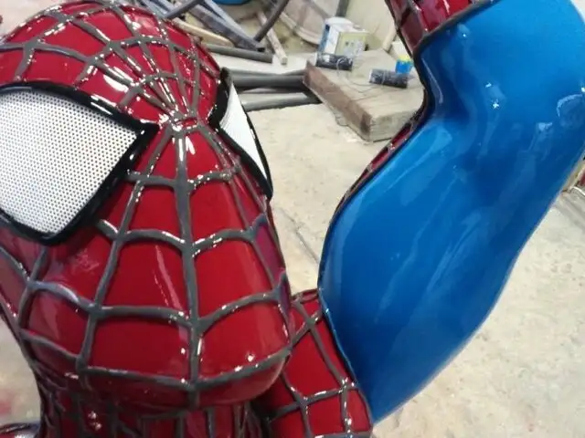 FOTOS: retiran estatua de Spiderman tras polémica por mostrar erección