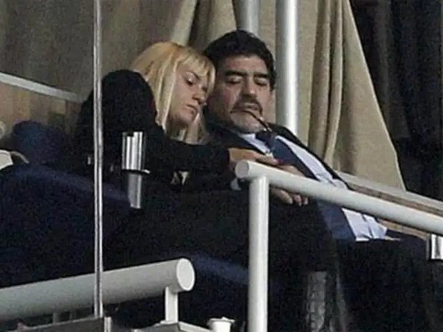 Exnovia de Diego Armando Maradona lo acusa de homosexual y maltratador
