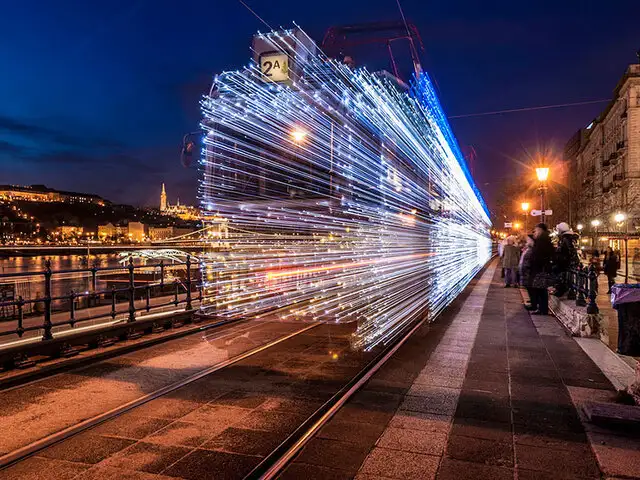 FOTOS: las luces LED que transforman los trenes en máquinas del tiempo