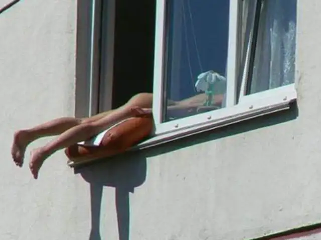 Austria: mujer causa caos vehicular por tomar el sol desnuda en su ventana