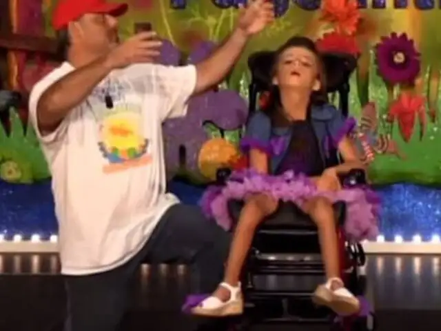 Video de un padre bailando junto a su hija paralítica conmueve las redes