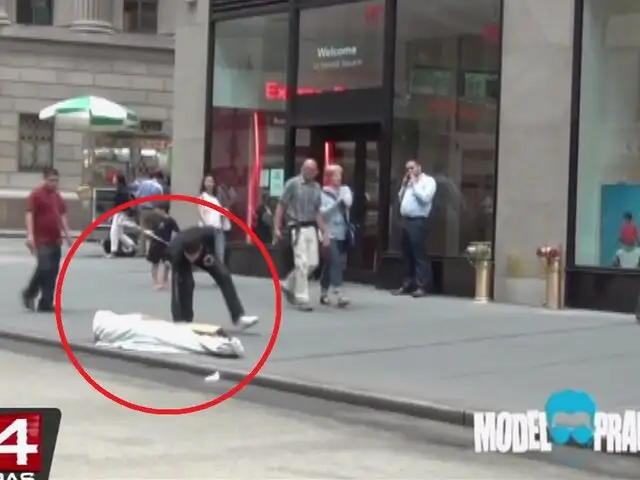 Mira las sorprendentes reacciones de la gente al ver el robo a un mendigo