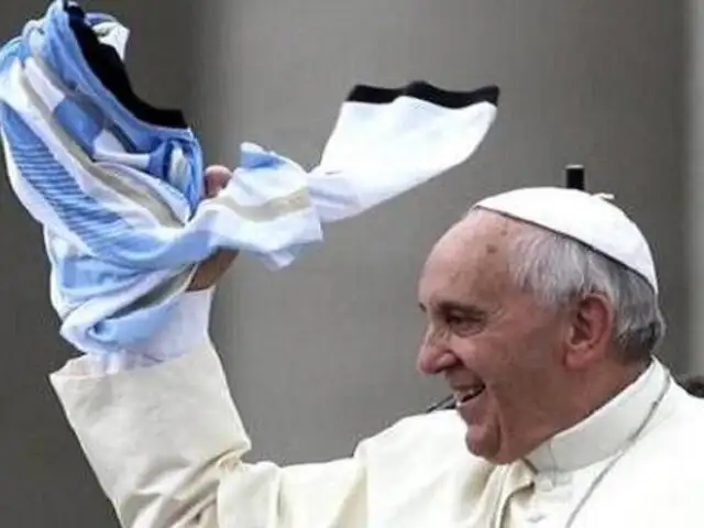 Papa Francisco agitó la camiseta de Argentina en San Pedro