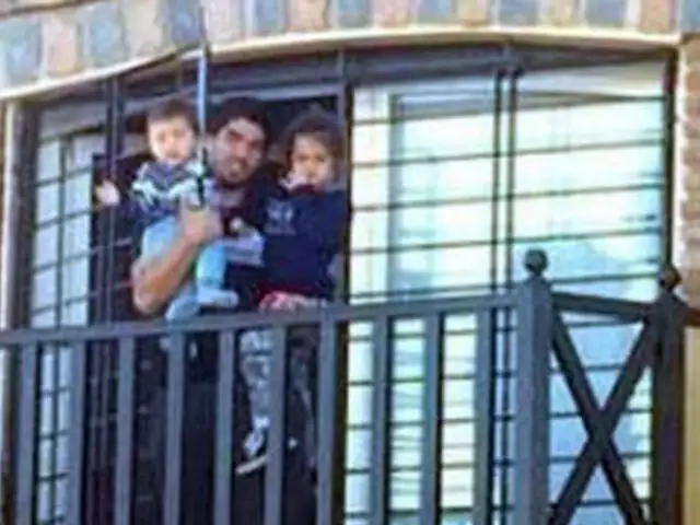 Brasil 2014: Luis Suárez saludó a hinchas que llegaron hasta su casa