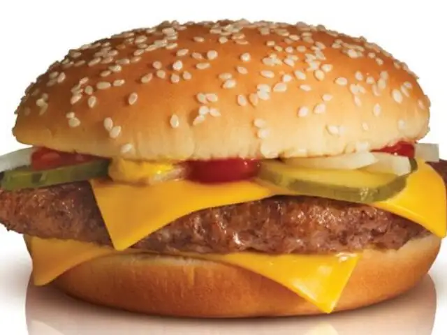 Multarán a McDonald’s tras encontrar cola de ratón en sus hamburguesas