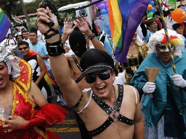 Cientos participan en Marcha del Orgullo Gay en el Centro de Lima
