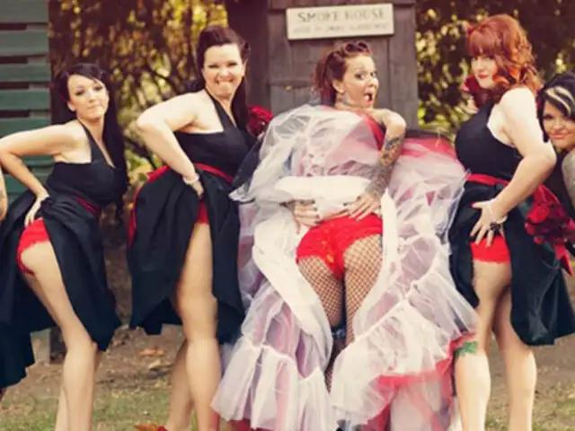 Nueva moda en bodas: Damas de honor se toman fotos mostrando el trasero